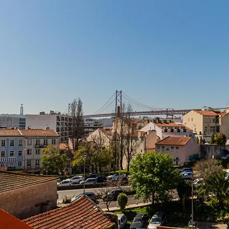 Bright Duplex With Stunning Bridge Views In The History Area Apartament Lizbona