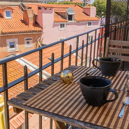Bright Duplex With Stunning Bridge Views In The History Area Lizbona