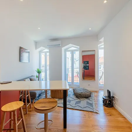 Bright Duplex With Stunning Bridge Views In The History Area * Lizbona
